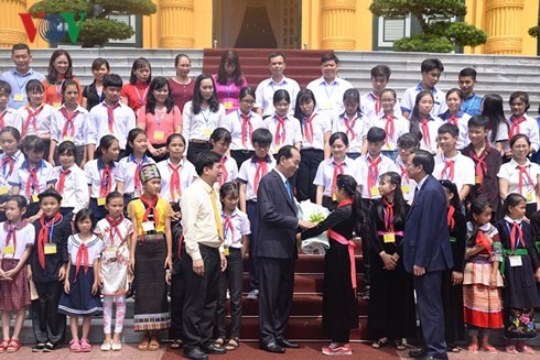 Trân Dai Quang reçoit des enfants démunis exemplaires du pays