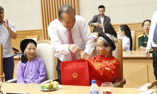 Une délégation de personnes méritantes de la patrie reçue par Truong Hoa Binh 