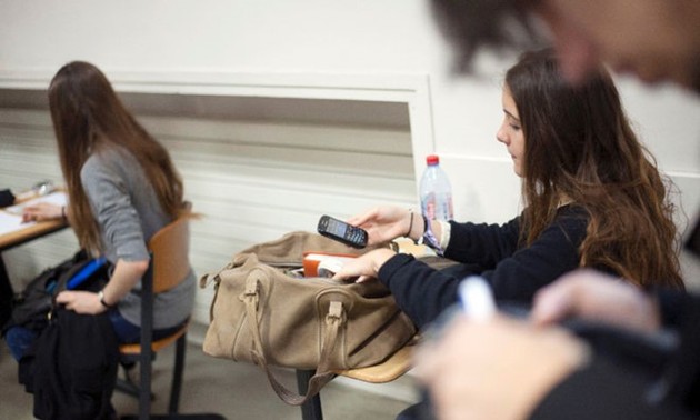 La France bannit le téléphone portable à l'école