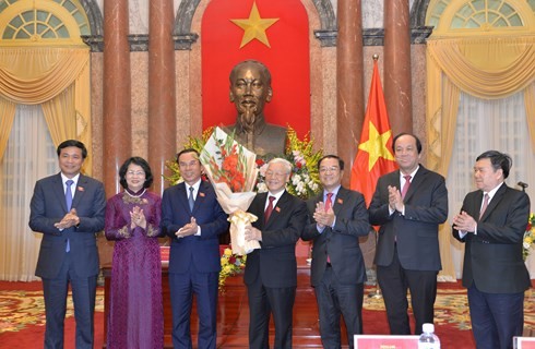 Nguyên Phu Trong travaille avec le bureau présidentiel