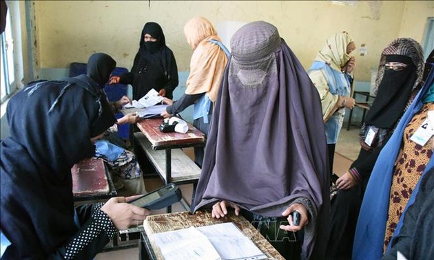 Afghanistan: un kamikaze vise le personnel électoral, un mort et six blessés