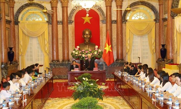 Nguyên Phu Trong rencontre des élèves et étudiants exemplaires