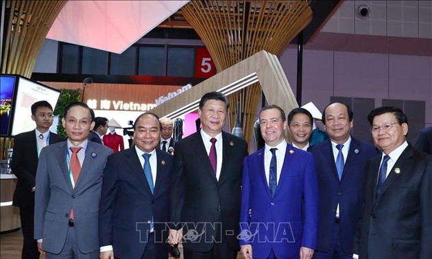 Le PM Nguyên Xuân Phuc achève sa visite à la CIIE 2018