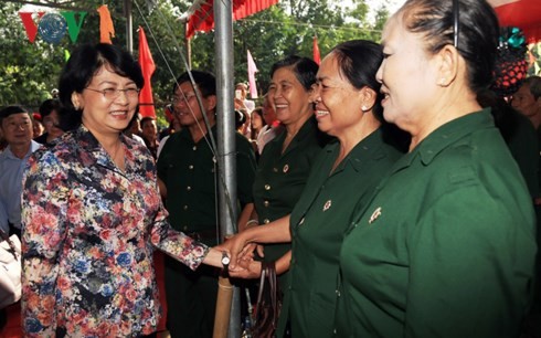 La vice-présidente à la fête de la grande union nationale à Binh Duong