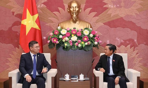 Une délégation du parti Nur Otan (Kazakhstan) au Vietnam