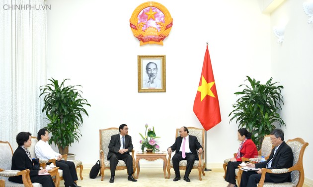 Le président de l’Association de liaison avec les Vietnamiens de l’étranger  reçu par Nguyên Xuân Phuc