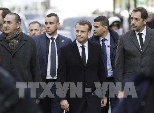Gilets jaunes : Emmanuel Macron sur les Champs Élysées après les violences