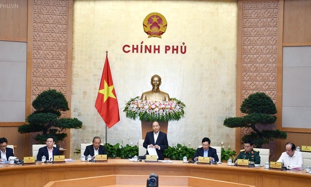 Le PM Nguyên Xuân Phuc préside la réunion du gouvernement de novembre