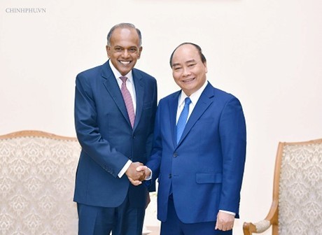 Le ministre singapourien de l’Intérieur reçu par Nguyên Xuân Phuc