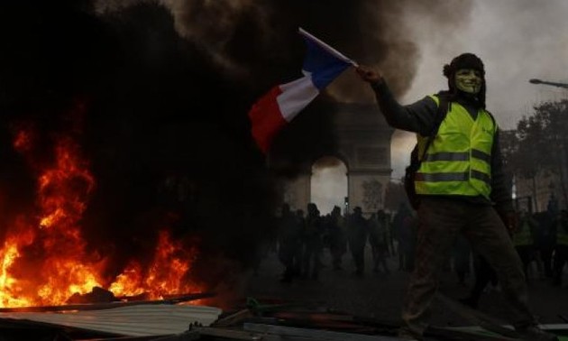 « Gilets jaunes »: Paris se barricade