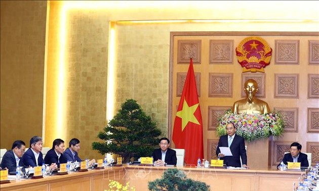 Nguyên Xuân Phuc travaille avec son groupe de consultation économique