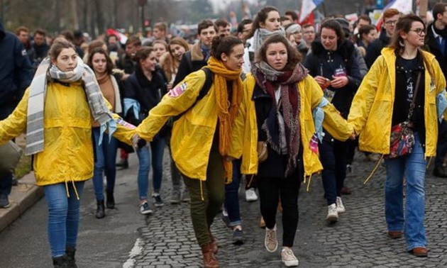 Des milliers d’opposants à l’avortement manifestent à Paris