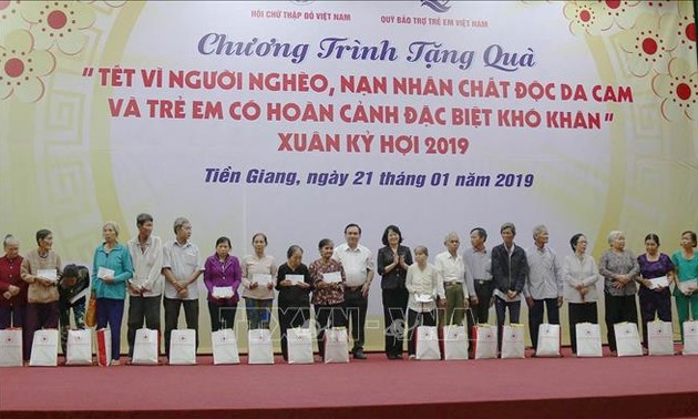 Têt: Dang Thi Ngoc Thinh offre des cadeaux aux personnes démunies