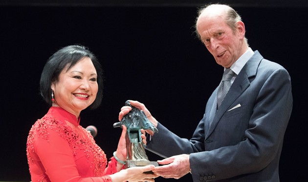« La petite fille au Napalm » Phan Thi Kim Phuc reçoit le prix de la paix de Dresde
