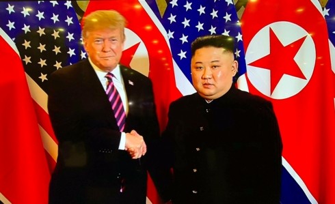 Nouvel échange de poignée de main entre Donald Trump et Kim Jong-un