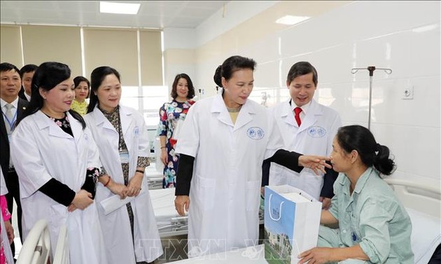 Nguyên Thi Kim Ngân rend visite à l’hôpital national de la médecine traditionnelle 