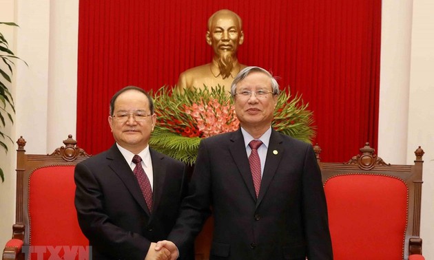 Le haut responsable de la région autonome zhuang du Guangxi reçu par Trân Quôc Vuong