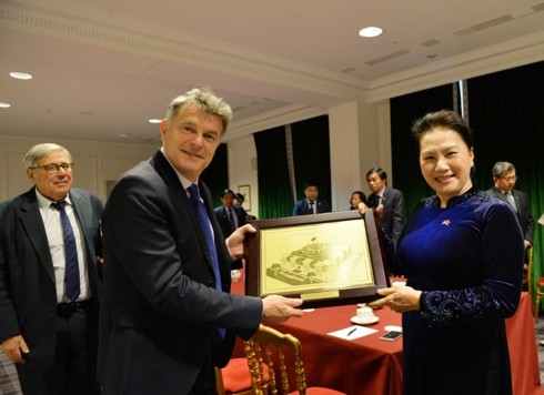 Nguyên Thi Kim Ngân rencontre le secrétaire national du PCF