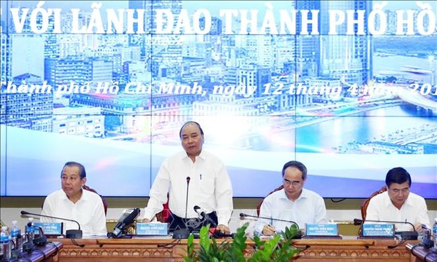 Nguyên Xuân Phuc travaille avec les responsables de Hô Chi Minh-ville