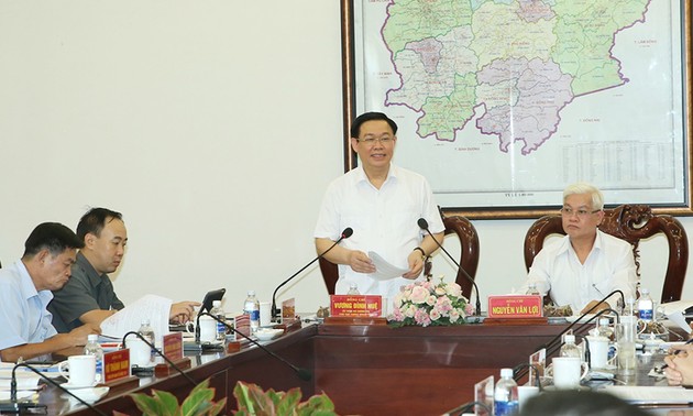 Vuong Dình Huê travaille avec les autorités de Bình Phuoc (sud)