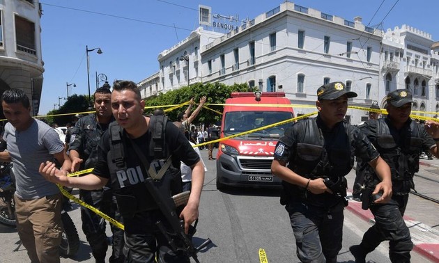 Double attentat à Tunis: une personne décédée, plusieurs blessés
