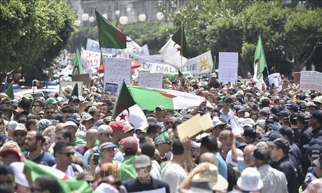 Une foule de manifestants dans les rues d'Alger pour le 20e vendredi de contestation
