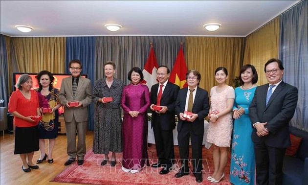 Dang Thi Ngoc Thinh rencontre des représentants de la communauté vietnamienne en Suisse