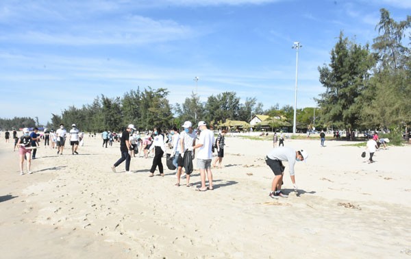 Camp d’été 2019: assainir la plage My Khê à Quang Ngai