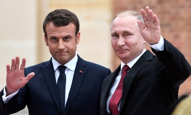Macron recevra Vladimir Poutine durant ses congés