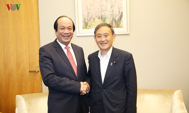 Mai Tiên Dung rencontre deux responsables du gouvernement japonais