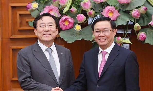 Vuong Dinh Huê reçoit le président de la Fédération des PME sud-coréennes