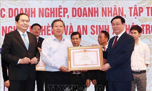 70 donateurs vietnamiens honorés par le Front de la Patrie