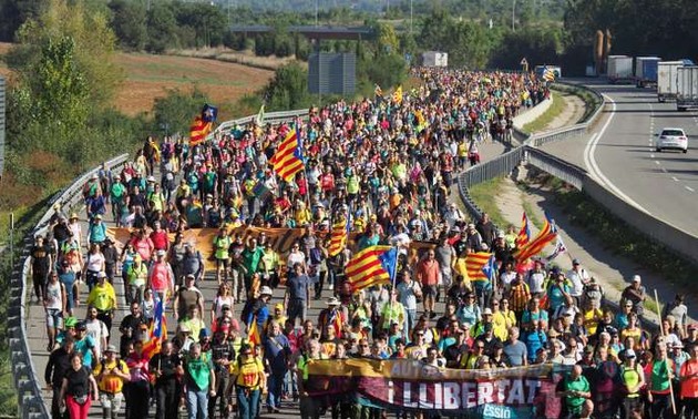 Les indépendantistes catalans en marche contre la condamnation de leurs dirigeants
