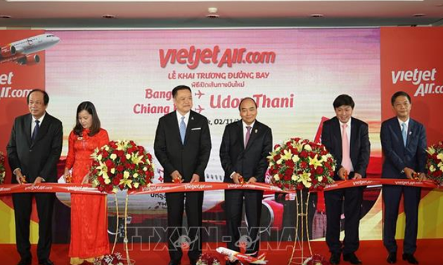 Nguyên Xuân Phuc assiste à l’inauguration de nouveaux vols en Thaïlande