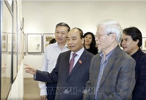 Le Premier ministre visite l’exposition du peintre Ngô Manh Lân