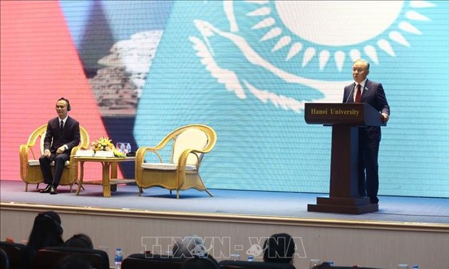 Le président de la Chambre basse kazakh visite l’Université de Hanoi