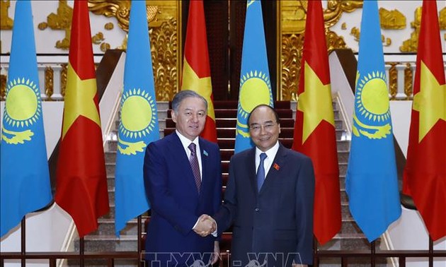 Nguyên Xuân Phuc reçoit le président de la Chambre basse kazakh  