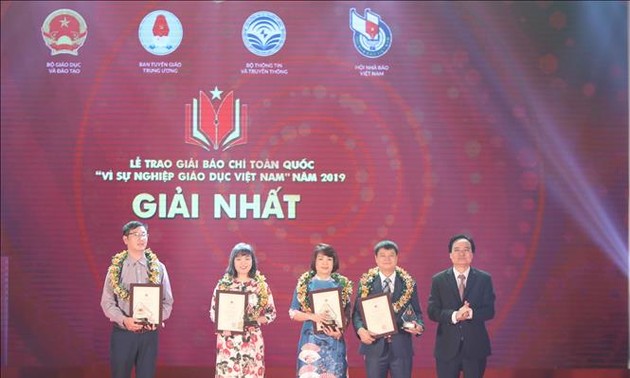 VOV gagne 8 prix au concours journalistique « Pour l’éducation au Vietnam »