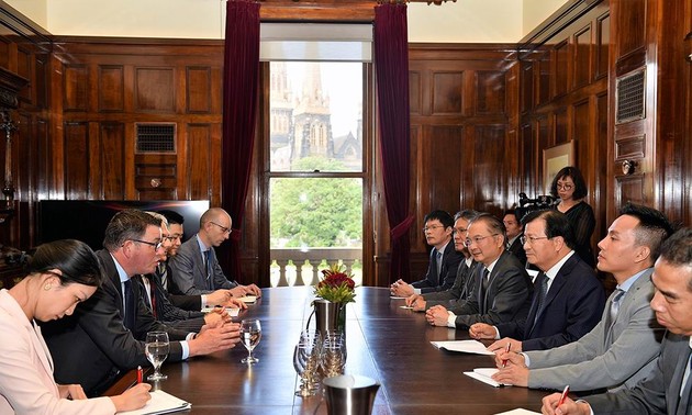 Le vice-Premier ministre Trinh Dinh Dung rencontre les entreprises australiennes