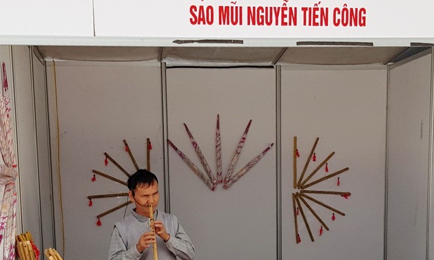 Nguyên Tiên Công, l’art de jouer de la flûte avec le nez
