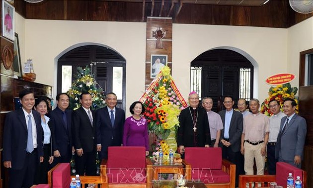 Truong Thi Mai présente ses vœux de Noël aux chrétiens de Da Nang