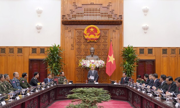 Nguyên Xuân Phuc reçoit les ministres laotien et cambodgien de la Défense