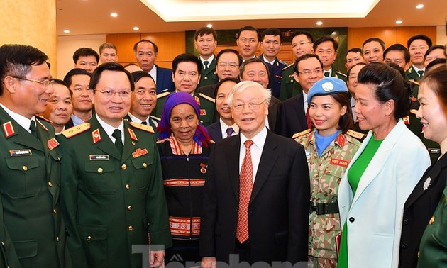 Journée de la défense nationale : Nguyên Phu Trong félicite les personnes exemplaires