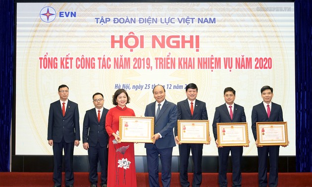 Nguyên Xuân Phuc participe à la conférence bilan 2019 d’EVN