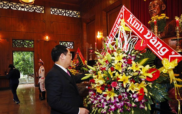Vuong Dinh Huê rend hommage au Président Hô Chi Minh