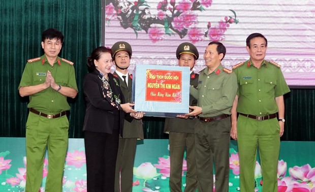 Nguyên Thi Kim Ngân présente ses vœux de Nouvel an à la police de Dak Lak 