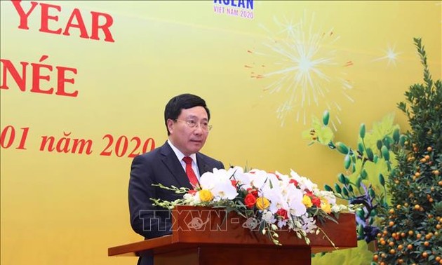 Pham Binh Minh présente ses vœux de Têt aux diplomates étrangers 