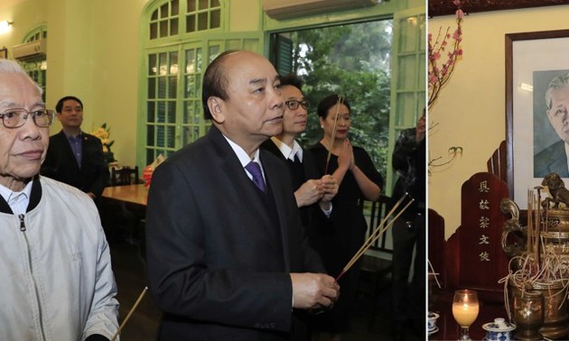 Offrande d’encens aux anciens dirigeants vietnamiens