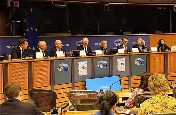 Les parlementaires européens bien informés de l’EVFTA et l’EVIPA
