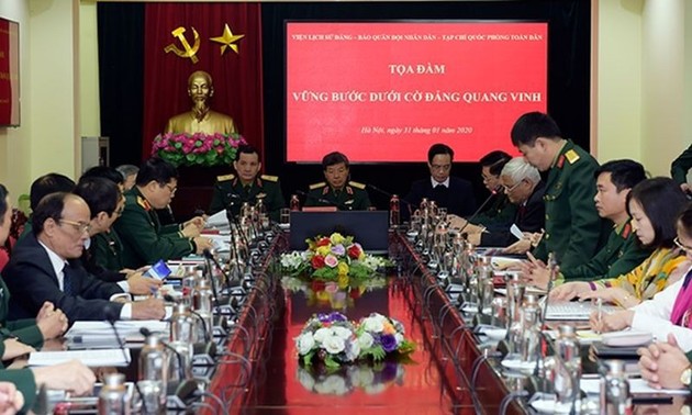 Table ronde «Avancer à pas sûr sous le drapeau du Parti communiste vietnamien»